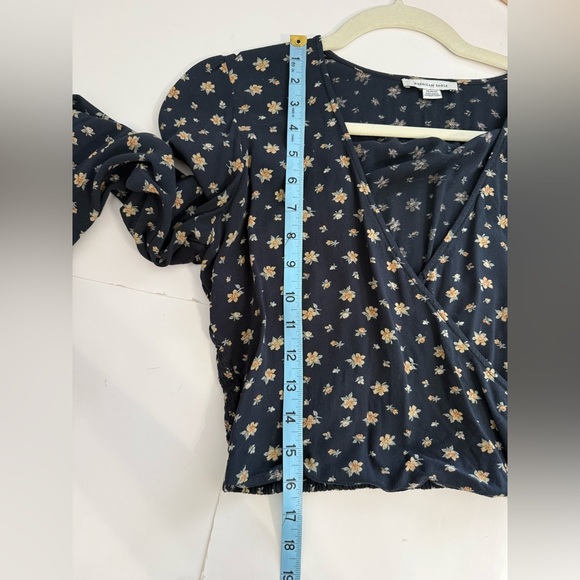 American Eagle Black Ditsy Floral Long Sleeve V Neck Smockec Crop Top Blouse MED - Picture 11 of 11